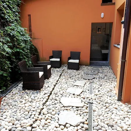 Beautiful New With Private Entrance And Parking 5 Min Walking From Center Daire